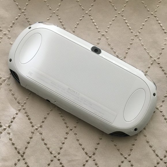 Assassin's Creed III Liberation PlayStation Vita Wi-Fi Bundle PS Vita 10… - Picture 10 of 16